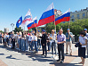 Хабаровчане вышли на праздник с флагами и лентами.jpg